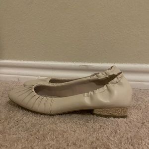 Anne Klein Crystell Flat, size 9, cream w/ metallic gold heel